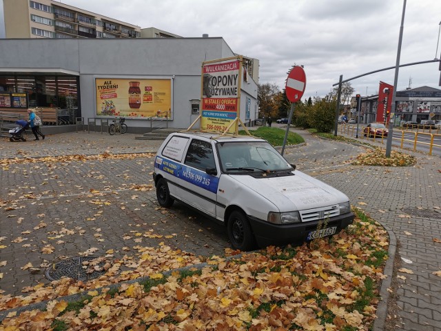 Auta oklejone reklamami blokują miejsca parkingowe w centrum Chrzanowa