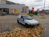 Auta oklejone reklamami i wraki samochodów blokują miejsce parkingowe w centrum Chrzanowa [ZDJĘCIA]