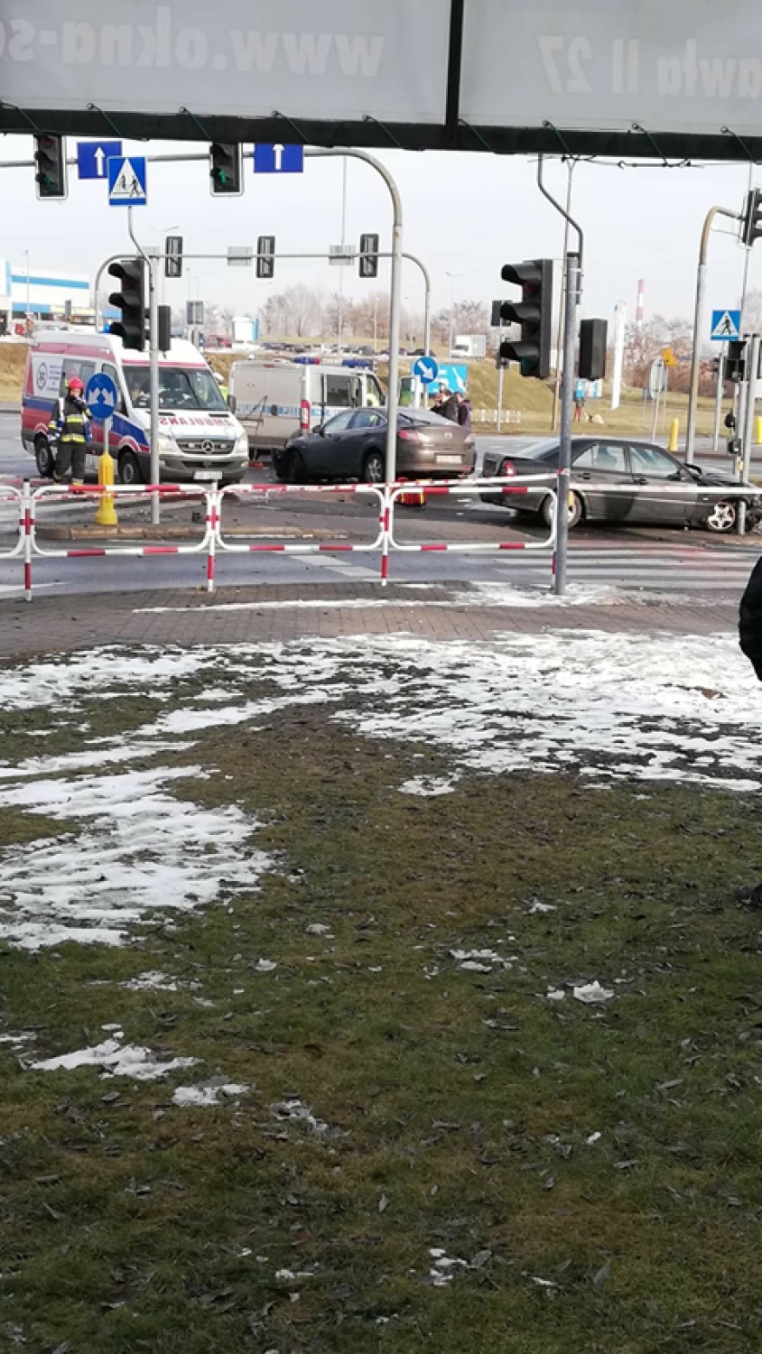 Poważny wypadek na skrzyżowaniu w Żorach. Lądował śmigłowiec LPR [ZDJĘCIA]