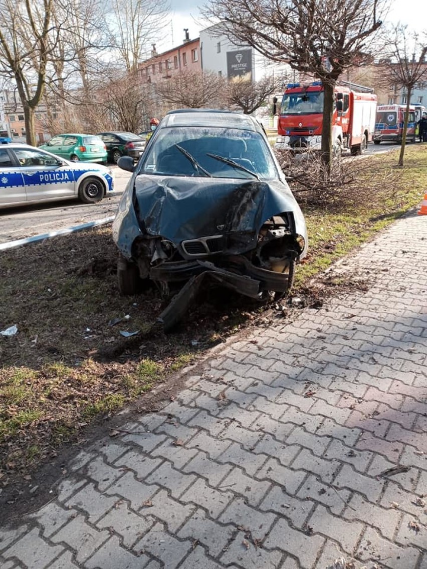 Wypadek na 26 Marca w Wodzisławiu Śl. Daewoo lanos uderzył w latarnię. Kierowca jechał za szybko. Nie miał prawa jazdy i był pijany