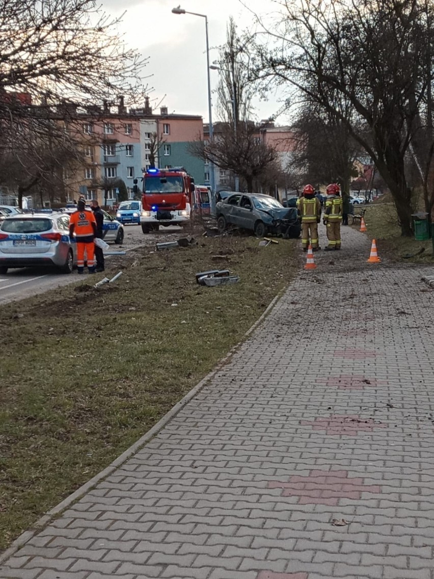 Wypadek na 26 Marca w Wodzisławiu Śl. Daewoo lanos uderzył w latarnię. Kierowca jechał za szybko. Nie miał prawa jazdy i był pijany