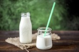 Mleko prosto od krowy. Ile kosztuje w lutym 2023 roku? Sprawdzamy ceny litrowej butelki