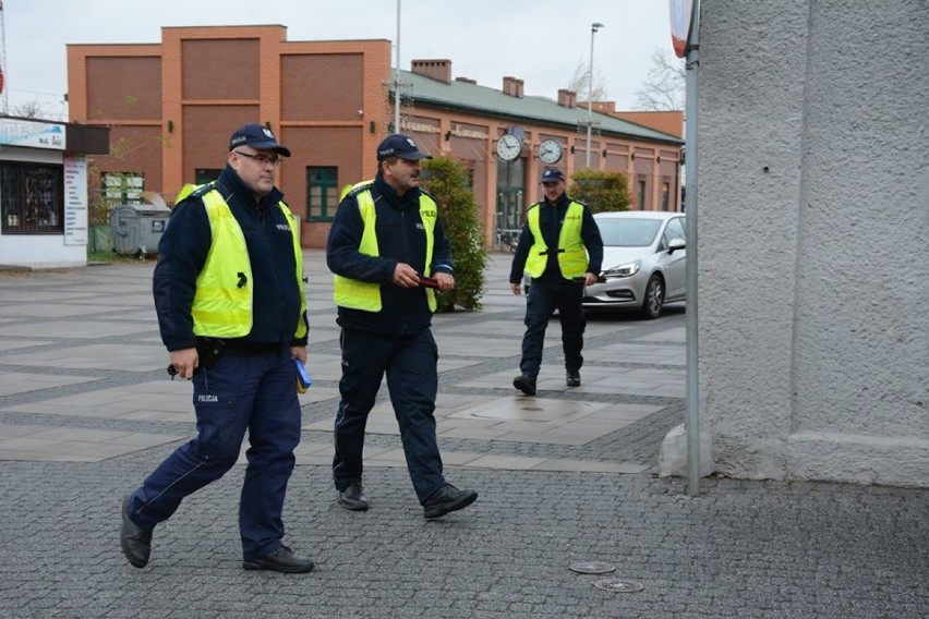 Mieszkańcy gminy Łazy dostali odblaski. To akcja profilaktyczna FOTO