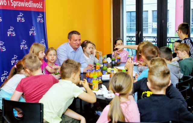 Poseł Dariusz Kubiak spotkał się dziećmi ze Szkoły Podstawowej nr 8 w Bełchatowie