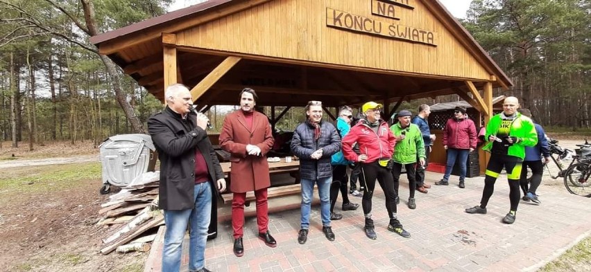 Rajd Rowerowy Calisia Bike na Koniec Świata zakończony sądzeniem drzew. ZDJĘCIA