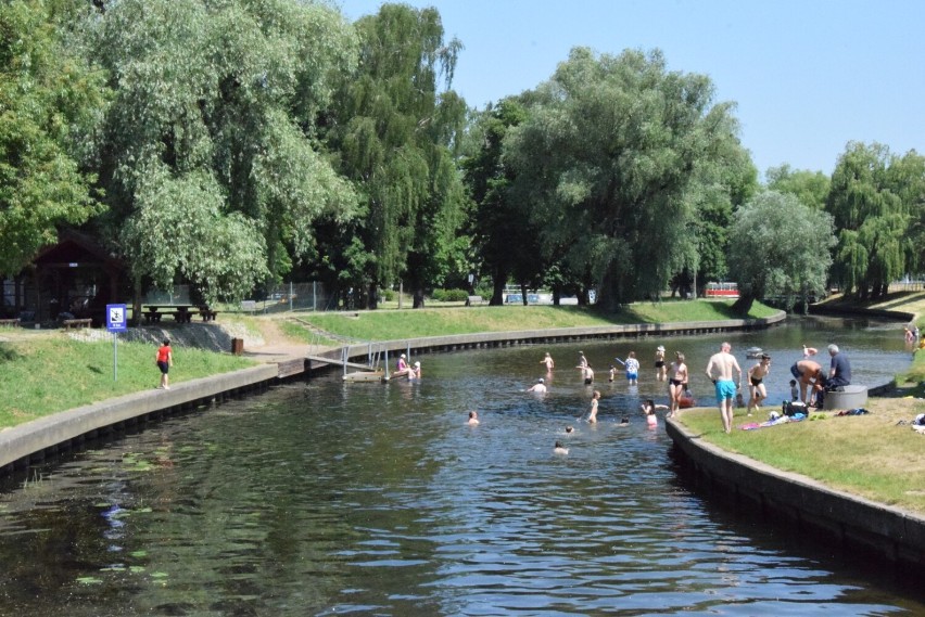 Kąpielisko w Pruszczu Gdańskim nad Radunią przyciąga wielu mieszkańców w upalne dni |ZDJĘCIA