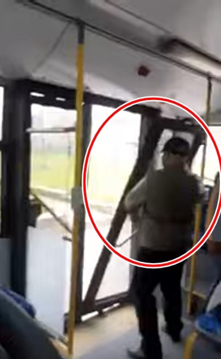 Drzwi autobusu w Wałbrzychu odpadły i uderzyły pasażera w...