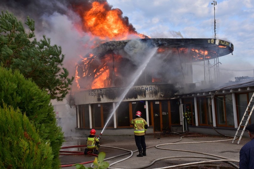 13 zastępów straży pożarnej walczy z ogniem - palą się...