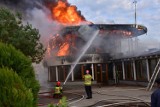 Pożar w porcie jachtowym w Pucku. Na miejscu pożaru z ogniem walczyło 13 zastępów straży pożarnej 04.11.2022 | FOTO, WIDEO