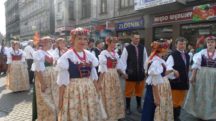 Parada studentów festiwalu Folklorystycznego [ZDJĘCIA]