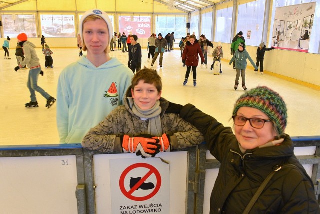 Babcia Halina Mysior nie tylko z chęcią przyjechała z wnukami Mikołajem i Miłoszem na sztuczne lodowisko na Stadionie Leśnym, ale wcześniej zapoznała się  tez z historią łyżew.