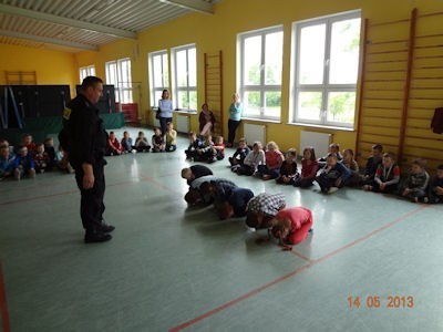 Po zakończeniu wizyty przedszkolaków, policjanci wraz z psem...