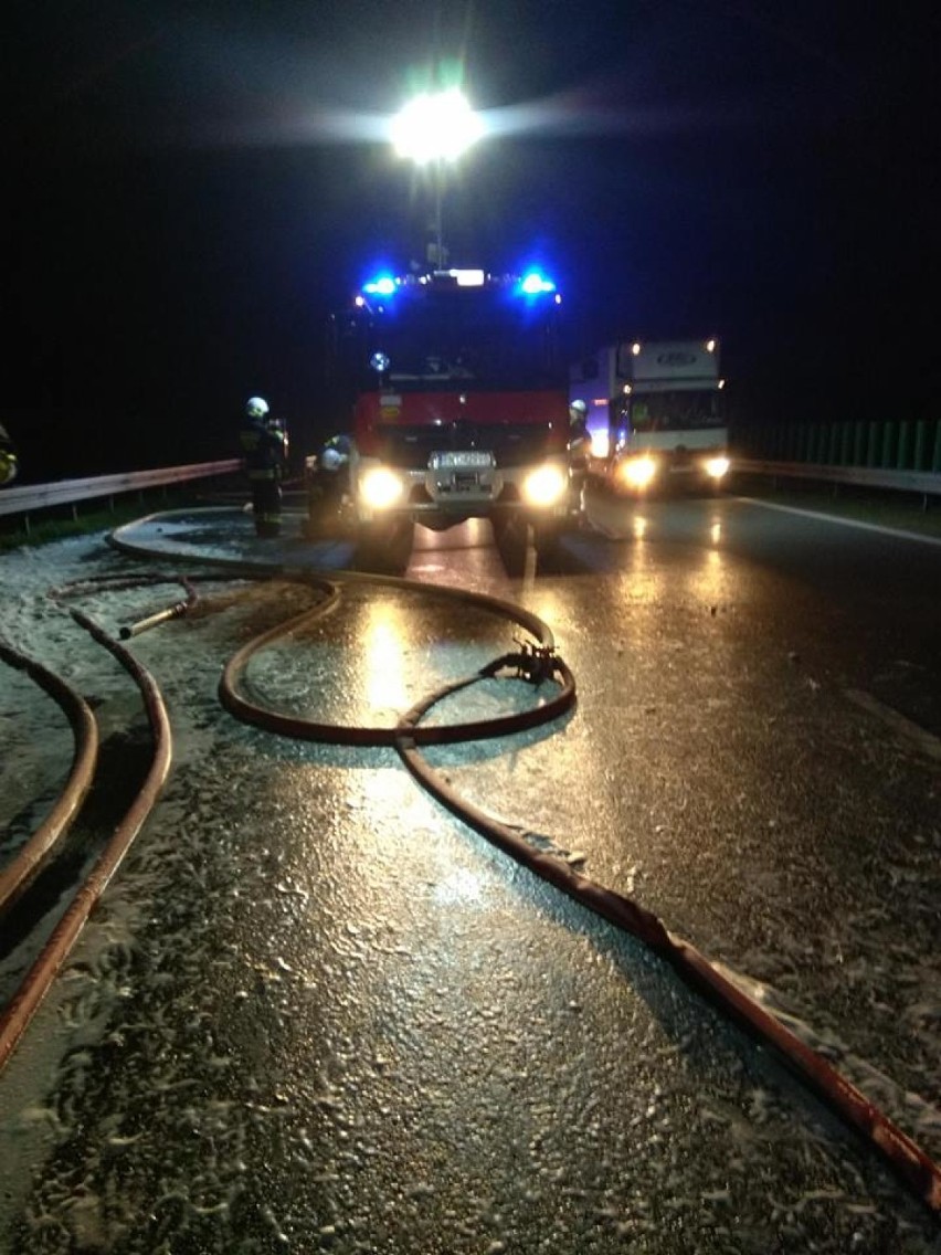 Wąsowo: Na autostradzie A2 prawie doszczętnie spłonął tir