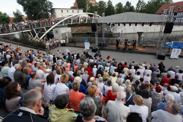 Takie tłumy zjawiają się na letnich koncertach Rzeki Muzyki w Bydgoszczy.