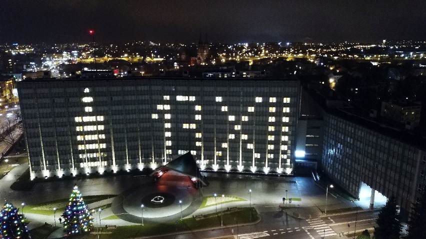 Na gmachu Urzędu Wojewódzkiego w Kielcach świeci się data 13 XII