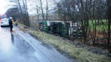 Trasa Krotoszyn - Zduny: W Perzycach ciężarówka przewróciła się do rowu