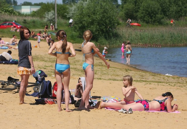 Co roku w ciepłe dni plaża na Słoneczku przyciąga starszych i młodszych piotrkowian&#8233;