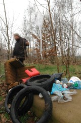 Problem nie znika. W lasach wciąż śmiecą na dziko 