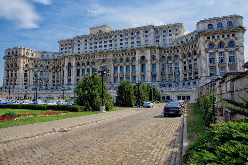 Budynek Parlamentu w Bukareszcie został zbudowany w latach...