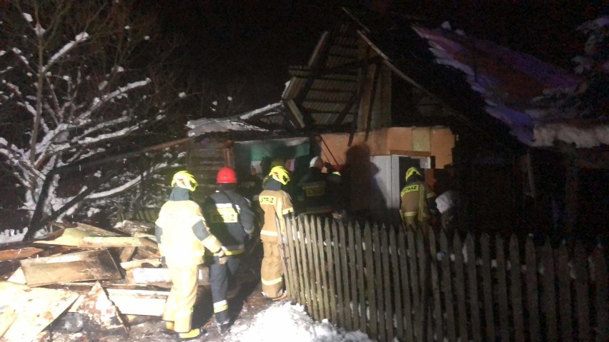 Pożar drewnianego domu w Krzywczy. Na miejscu strażacy z Przemyśla, Dubiecka, Babic i Krzywczy [ZDJĘCIA]