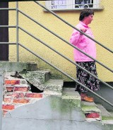 Żabianka: Rodzina z ulicy Wejhera 3 na Żabiance walczy o naprawę schodów. Bez efektu