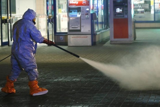 Często myj ręce, używając mydła i wody lub środków dezynfekujących na bazie alkoholu. Kiedy kaszlesz lub kichasz, zawsze zakrywaj usta i nos. 

Światowa Organizacja Zdrowia (WHO) zaleca stosowanie płynów dezynfekujących na bazie alkoholu (min. 60%). Ponadto, należy pamiętać o prawidłowym myciu rąk wodą z mydłem przez minimum 30 sekund.