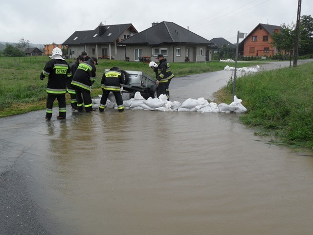 Sytuacja powodziowa na Śląsku Cieszyńskim. Od rana strażacy walczą z podtopieniami.