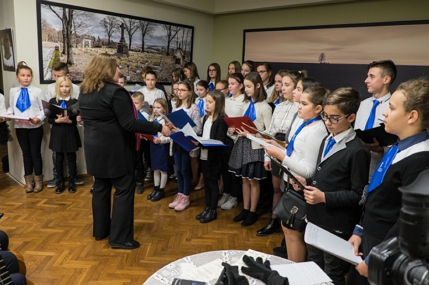 Koncert charytatywny uczniów szkoły muzycznej w Mikluszowicach w bibliotece na rzecz podopiecznych Fundacji Auxilium [ZDJĘCIA]