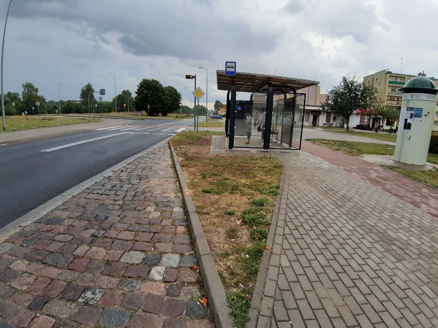Przystanek na Polnej nie zmieścił się przy zatoczce autobusowej [zdjęcia]