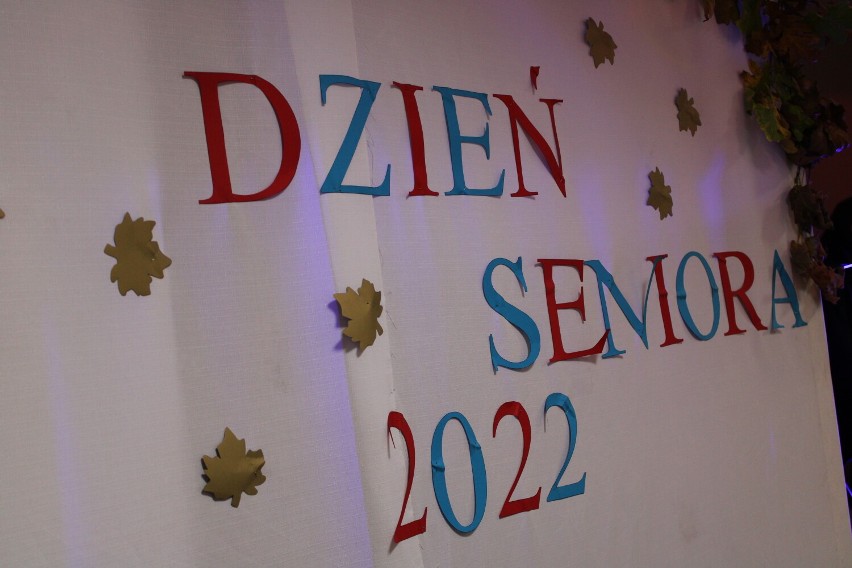 Dzień Seniora 2022 w Dąbrówce Leśnej. Zasłużeni seniorzy otrzymali wrzosy [ZDJĘCIA]