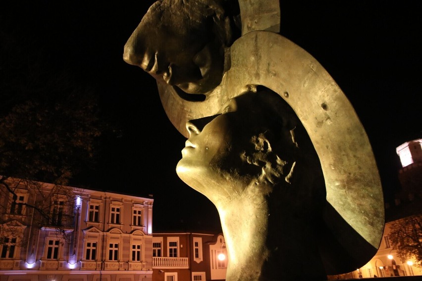 To już dziesięć lat z pomnikiem „Wieczna Miłość” w centrum Wielunia. Przypominamy na ZDJĘCIACH budowę i uroczystość odsłonięcia monumentu
