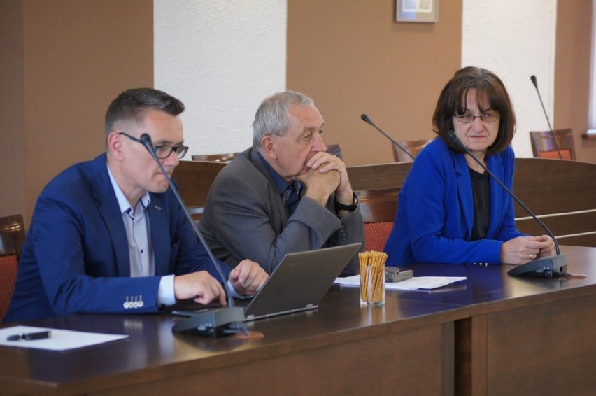 Radomsko: O "Kinie za Rogiem" i Powiatowej Hali Sportowej na komisji edukacji