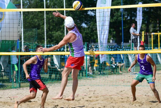 Zwycięstwem Mikołaja i Michała Głowackich z Osięcin zakończył się VI Turniej o Puchar Starosty Sępoleńskiego w Siatkówkę Plażową Mężczyzn, który w sobotę rozegrano na boiskach Centrum Sportu i Rekreacji w Sępólnie Krajeńskim. 

W zawodach udział wzięło 14 par. Pozostałe miejsca na podium zajęli bydgoszczanie Mateusz Wołowicz i Denys Marchenko  oraz Kamil Więciorkowskiego z Bydgoszczy, grający wspólnie z Marcinem Matulisem (Grudziądz). Najlepsza para z Sępólna Konrad Rudnik/Szymon Suchomski zajęła ostatecznie piąte miejsce. 

Zapraszamy do obejrzenia zdjęć z turnieju.