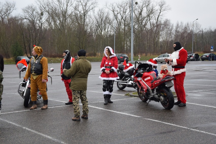 MotoMikołaje ze Stargardu i Szczecina rozwieźli prezenty. Przyjechali motocyklami i samochodami