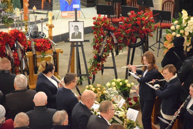 Ceremonia pogrzebowa zmarłego tragicznie radnego Poddębic miała wyjątkową i wzruszającą oprawę