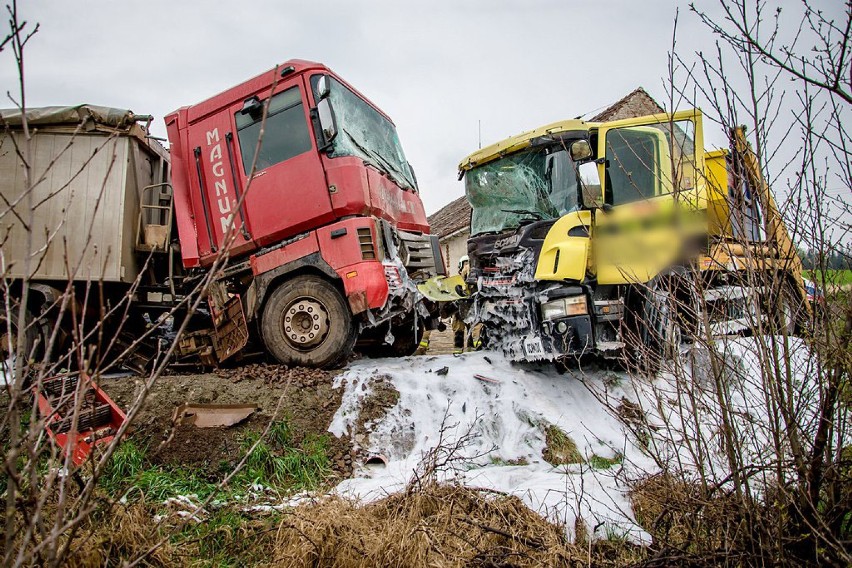 Czołowe zderzenie ciężarówek na obwodnicy Czarnego Boru! Droga zablokowana (ZDJĘCIA)