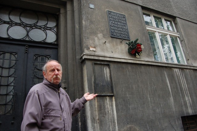 Adam Klisiewicz obok tablicy  przy ul. Urszulańskiej