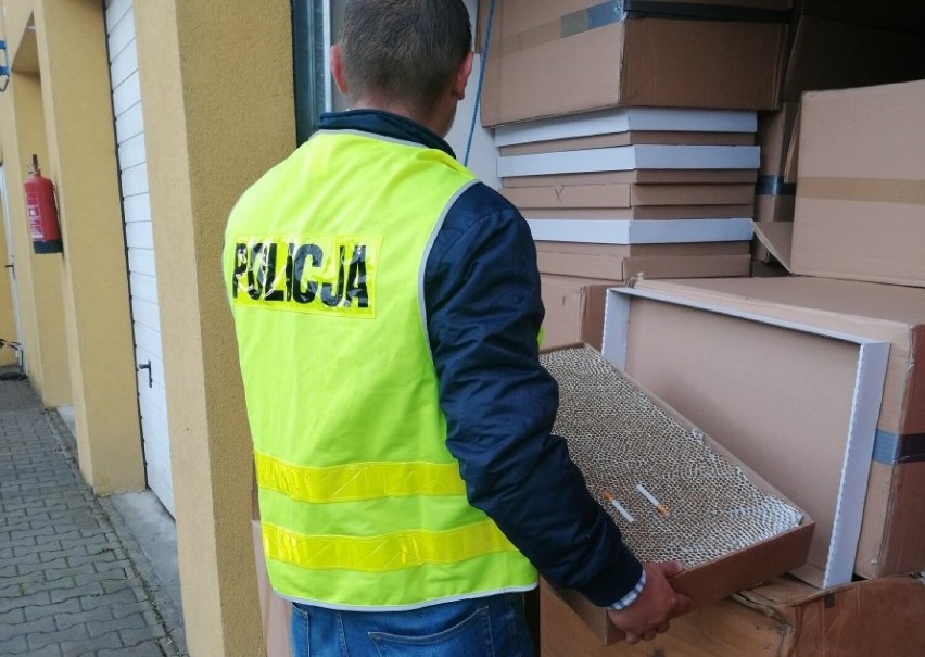 Tomaszowscy policjanci zabezpieczyli 240 tys. sztuk lewych papierosów