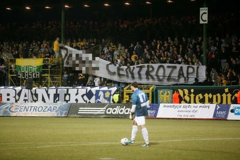 Kibice GKS-u Katowice protestowali podczas meczu z Radzionkowem. Niecenzuralne napisy na trybunach