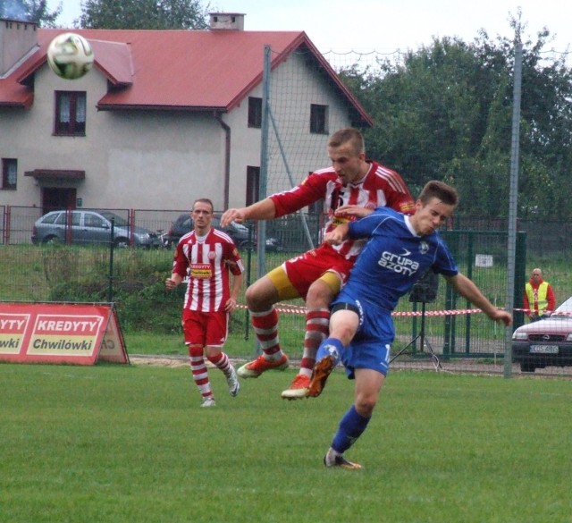 Wojciecha Jamroza  (główkuje) i jego kolegów z Soły Oświęcim czeka ciężka przeprawa z Garbarnią Kraków. Oświęcimianie u siebie nie stracili dotąd nawet punktu.