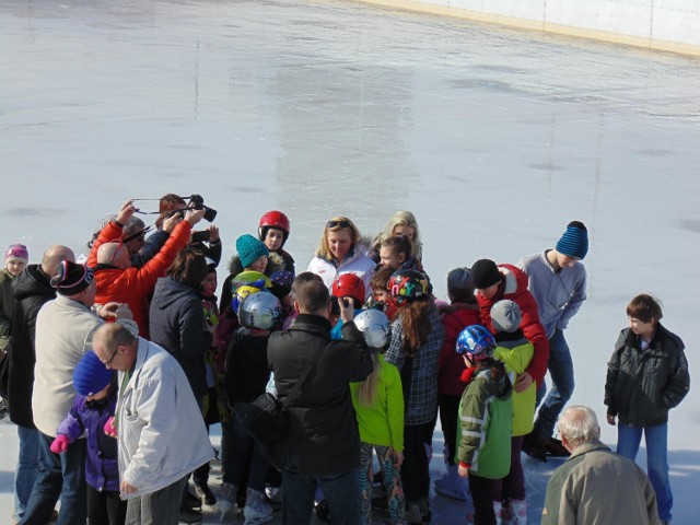 Natalia Czerwonka spędziła kilka chwil z dziećmi na lodowisku w Lubinie. Były autografy, wspólne zdjęcia i gratulacje.