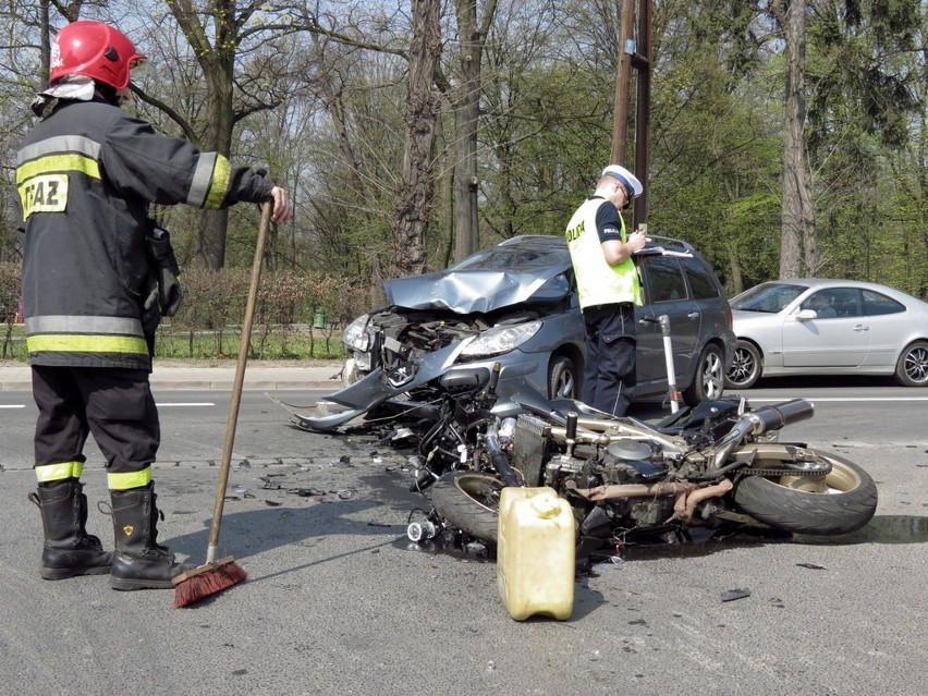 Wrocław: Czołowe zderzenie motocyklisty z autem (ZDJĘCIA)