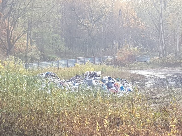 Dzikie wysypisko na Białołęce. Nie można go uprzątnąć... bo to dowód w sprawie karnej