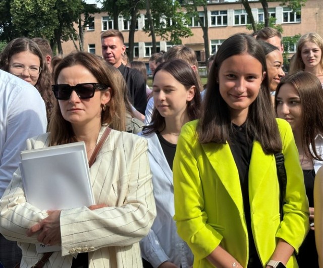 Z samego rana w szkołach w Lesznie rozpoczęły się apele, później wręczono świadectwa szkolne i rozpoczęły się ponad dwumiesięczne wakacje. Zobaczcie fotorelację z zakończenia roku szkolnego w Zespole Szkół Ekonomicznych w Lesznie.