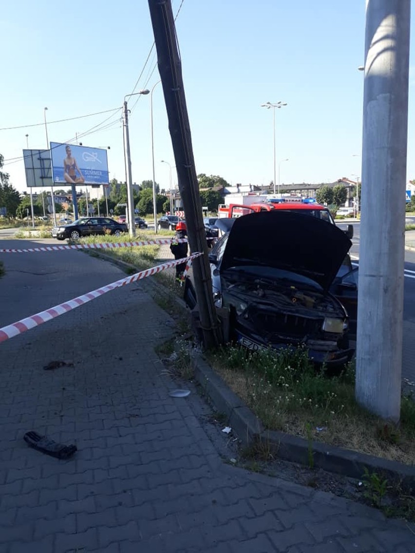 Zduńska Wola. Samochód uderzył w słup, kierowca poszukiwany