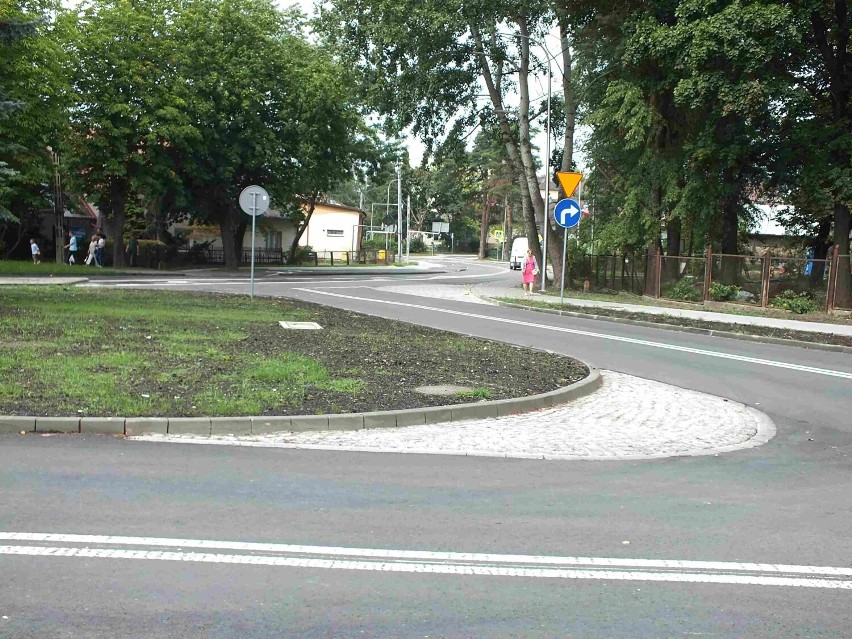 Samochody wjechały na nowe rondo w Starachowicach, bez oficjalnego otwarcia