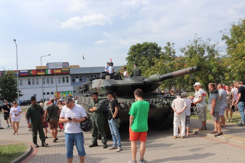 Łomża. Piknik militarny „Wojsko na swojsko” przyciągnął tłumy. Zobacz, jakie atrakcje czekały na przybyłe osoby