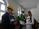 Studenci Politechniki Poznańskiej rozdawali kwiaty w szkołach [ZDJĘCIA]