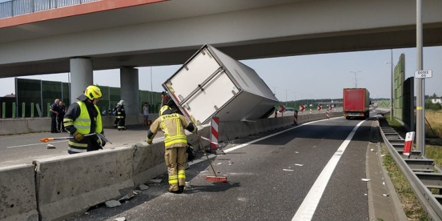 Ciężarówka wywrócona na A1 w Będzinie. Na miejscu działały służby