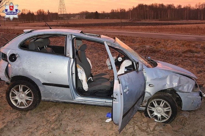 Wypadek w Przypisówce koło Lubartowa. Pięć osób wypadło z auta. 23-latka zginęła 